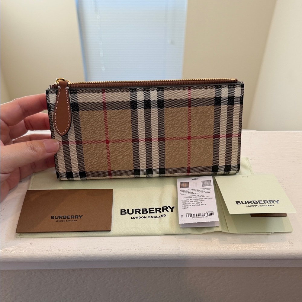 Burberry Large Bi-Fold Snap Wallet - Great Condition - Picture 2 of 10